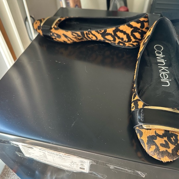 Calvin Klein ballets flats, animal print.Size 10.very attractive design elegant. - Picture 6 of 8